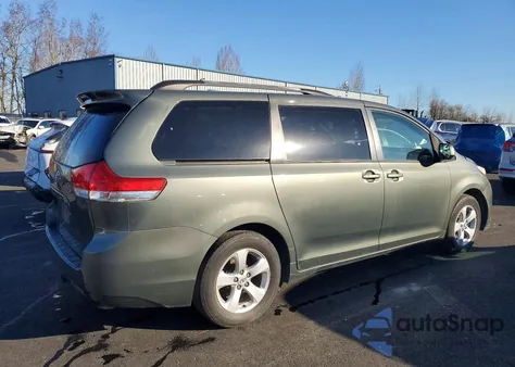 2012 Toyota Sienna Le z USA, uszkodzony, nr VIN 5TDKK3DC1CS215137